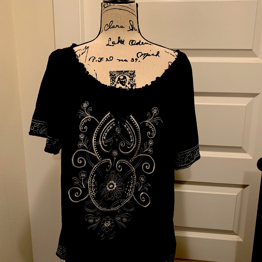 Embroidered knit top EUC
